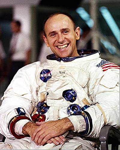 Alan Bean sonríe sentado