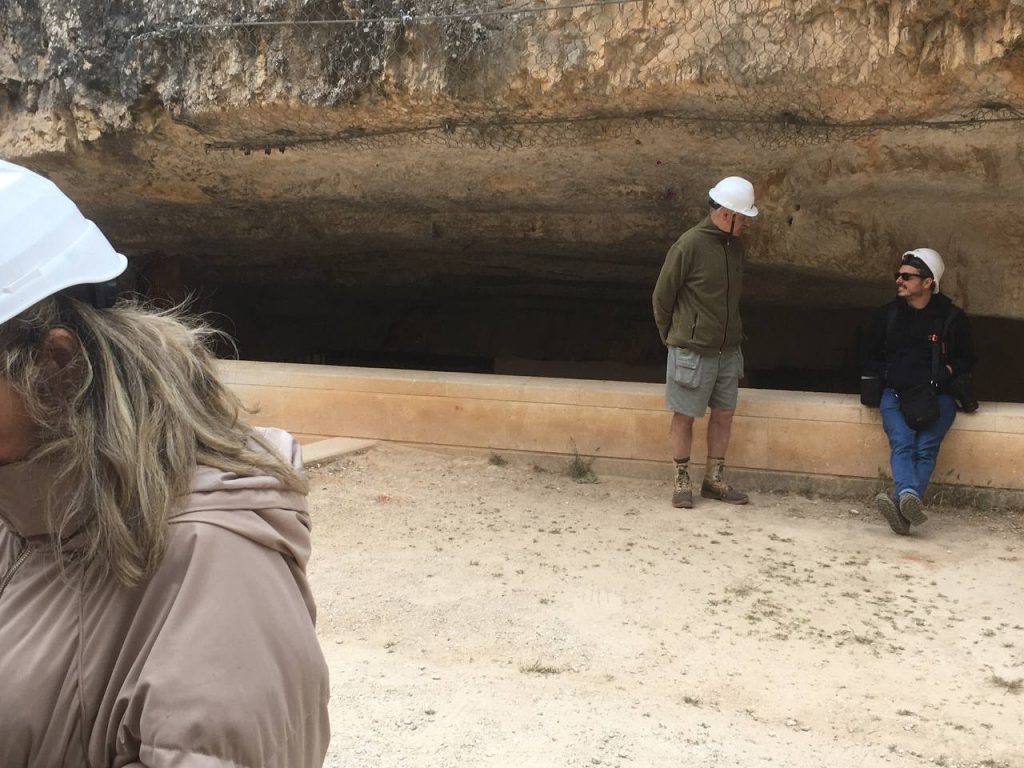 Bermúdez De Castro charla con un fotógrafo en un aparte frente al yacimiento Galería de Atapuerca.