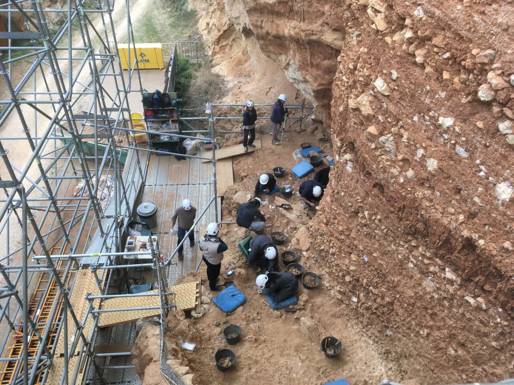 Investigadores trabajando en el yacimiento del Pleistoceno inferior