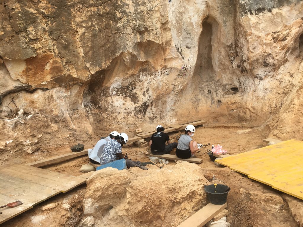 Científicos trabajando en Cueva Fantasma 